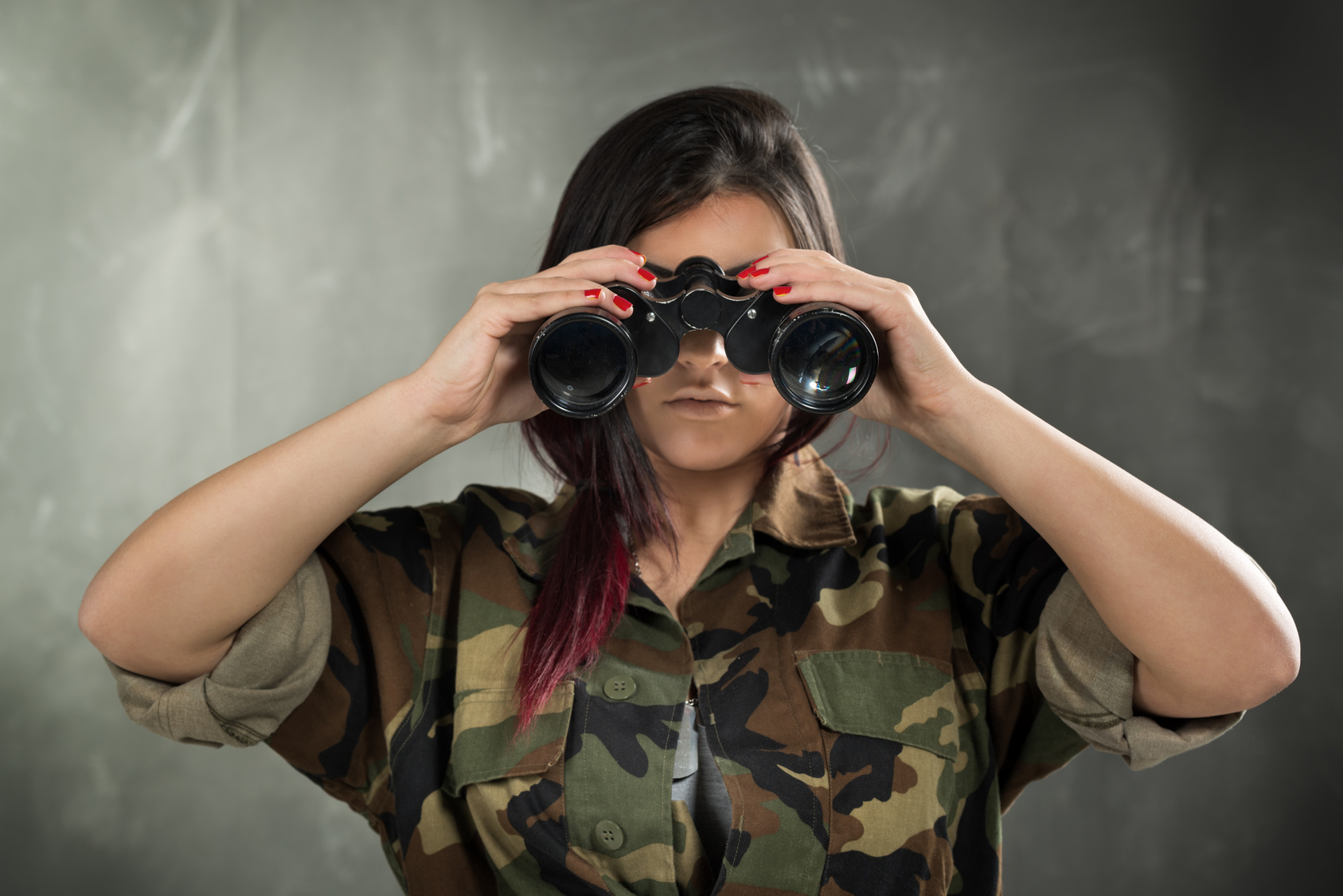 Soldatin mit einem Fernglas