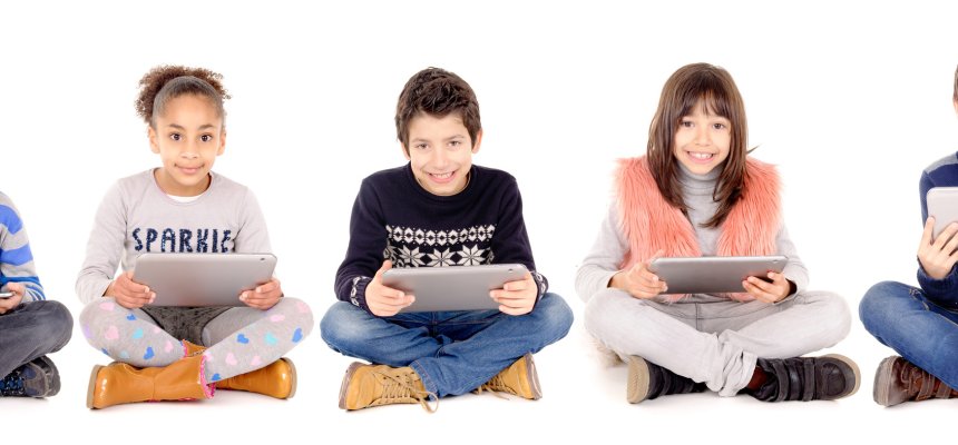 Kinder spielen mit Tablets