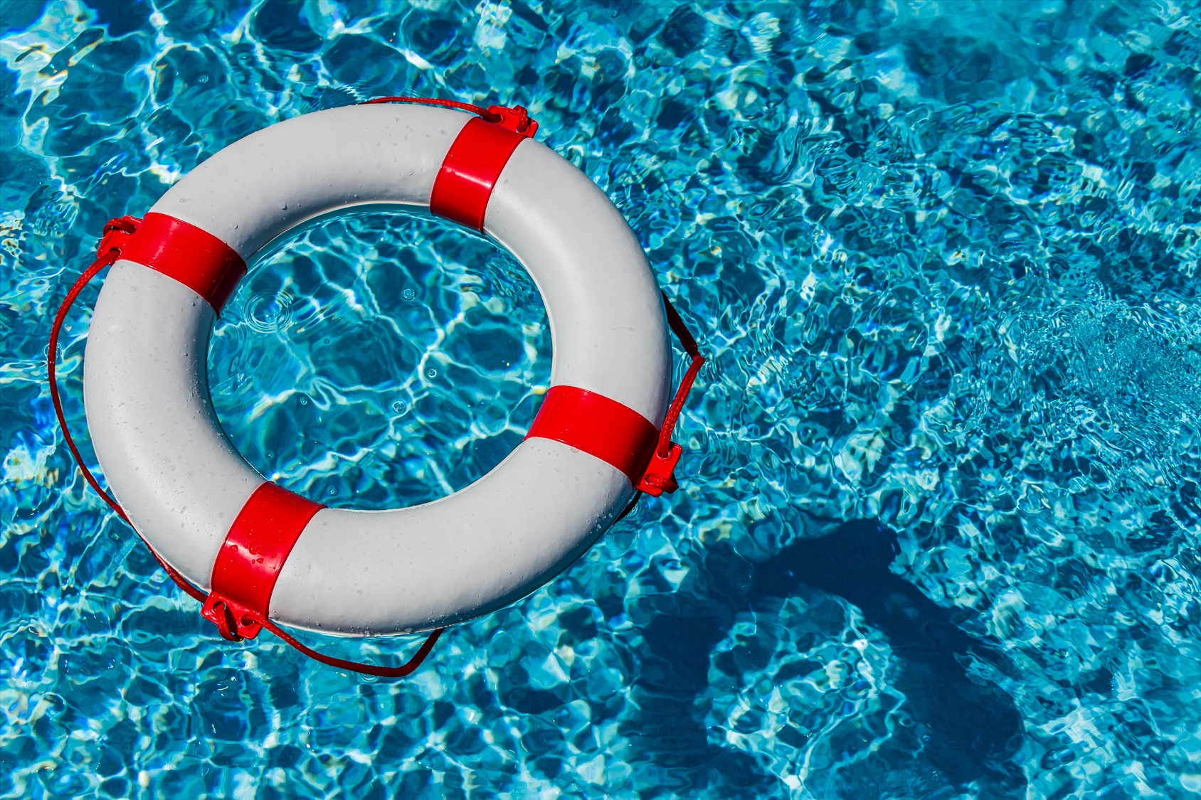 Rettungsring in einem Pool Rettungsring in einem Pool