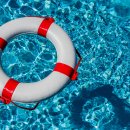 Rettungsring in einem Pool Rettungsring in einem Pool
