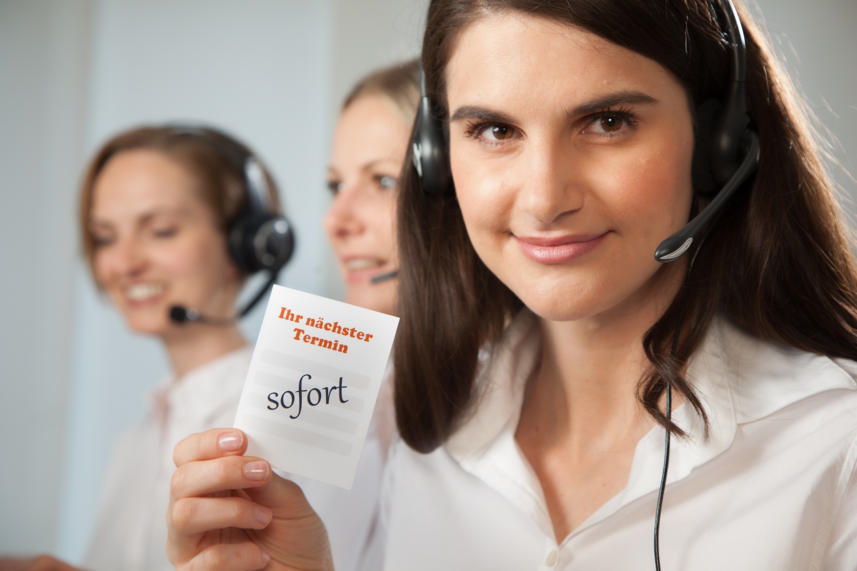 Arzthelferin am Telefon mit Zettel "nächster Termin sofort" Arzthelferin am Telefon mit Zettel "nächster Termin sofort"