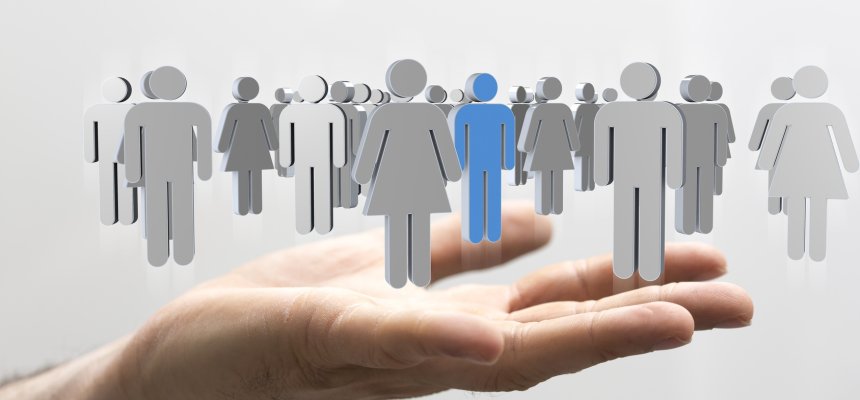 graue weibliche und männliche Figuren und eine blaue männliche Figur