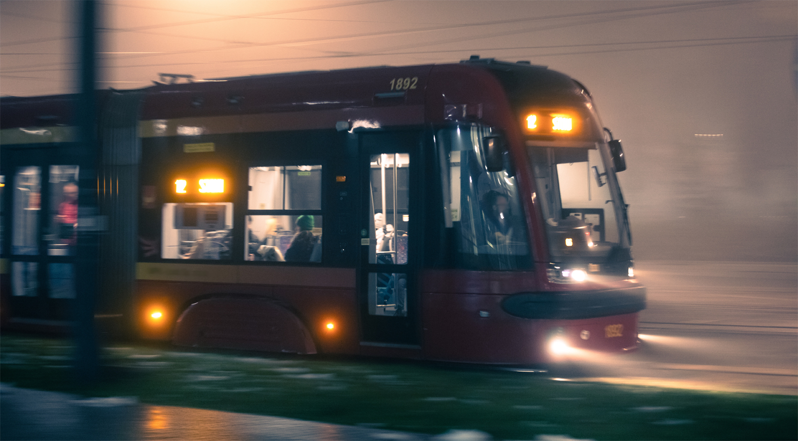 Straßenbahnfahrt bei schlechtem Wetter in der Dunkelheit.
