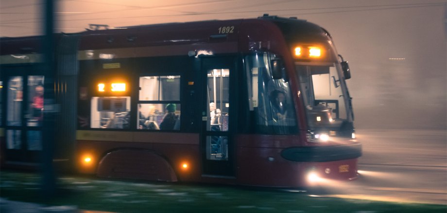 Straßenbahnfahrt bei schlechtem Wetter in der Dunkelheit.