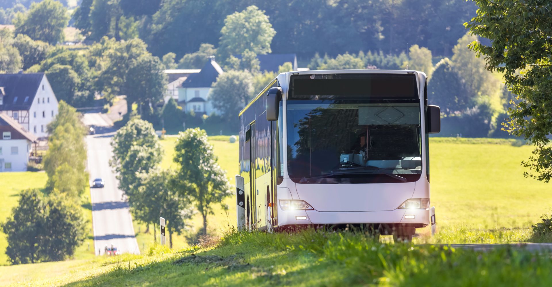 Bus auf Landstraße Bus auf Landstraße