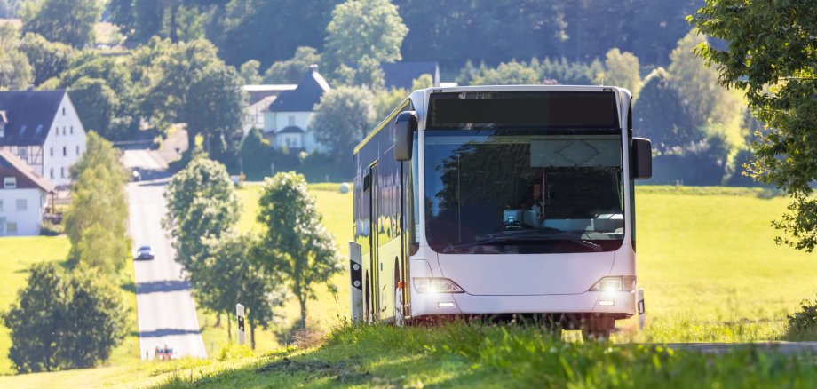 Bus auf Landstraße