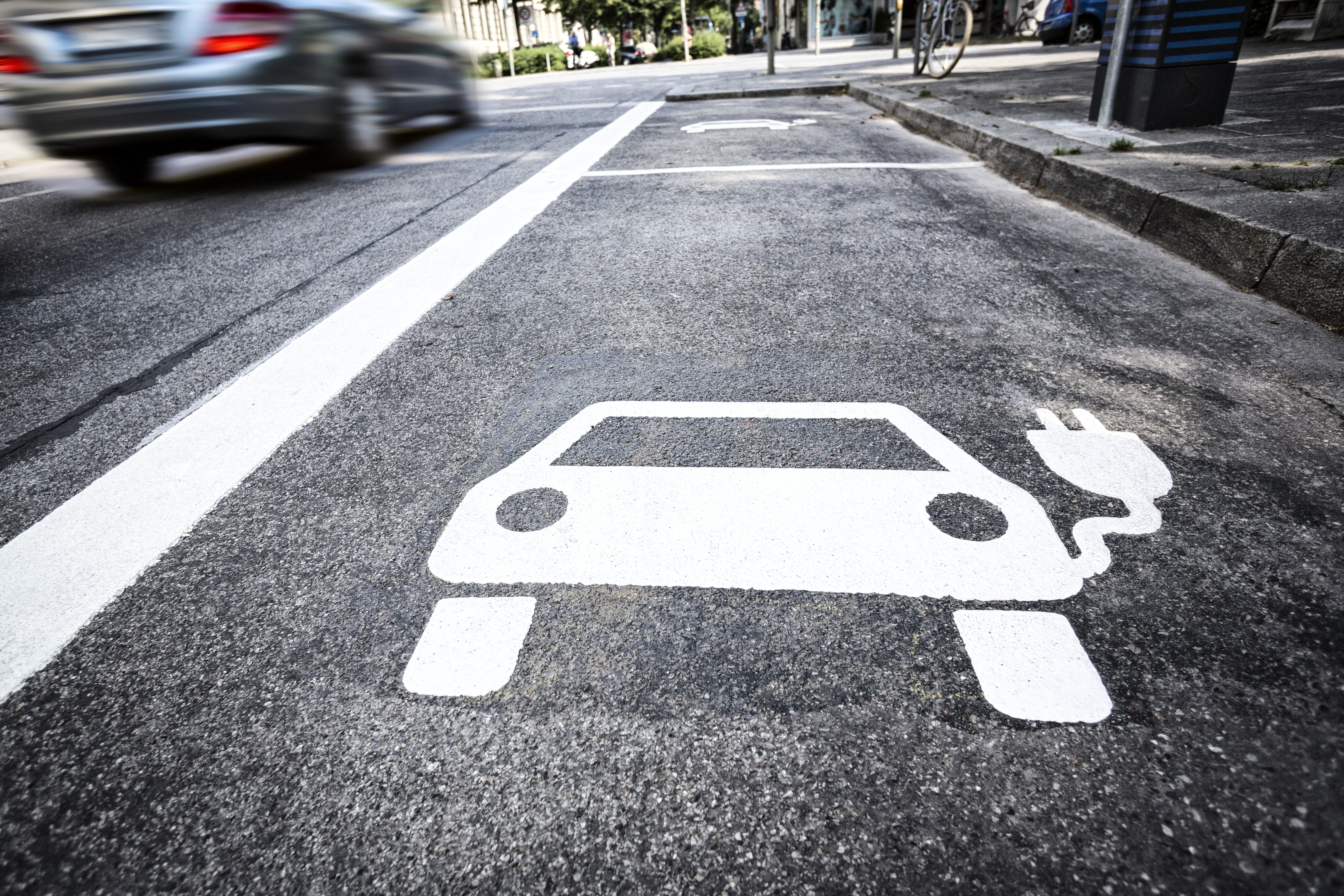 Symbol für Elektrotankstelle für Elektroautos auf der Straße