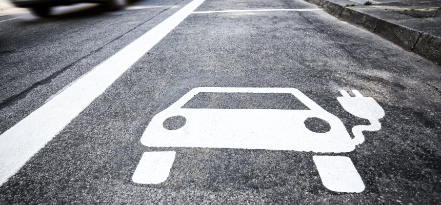 Symbol für Elektrotankstelle für Elektroautos auf der Straße