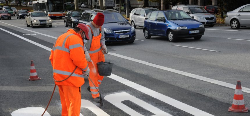 Anbringung neuer Fahrbahnmarkierung (Busspur)