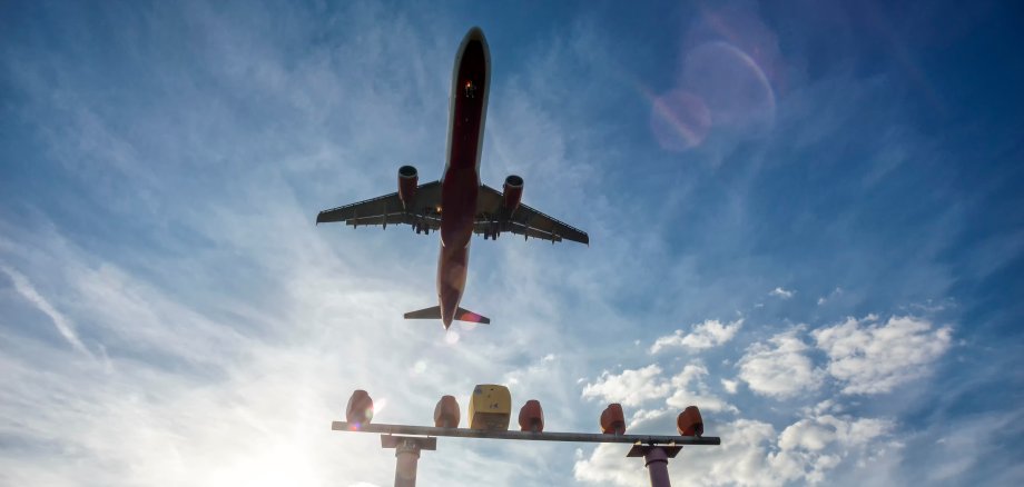 Das Flugzeug kurz vor der Landung im Endanflug auf den Flughafen