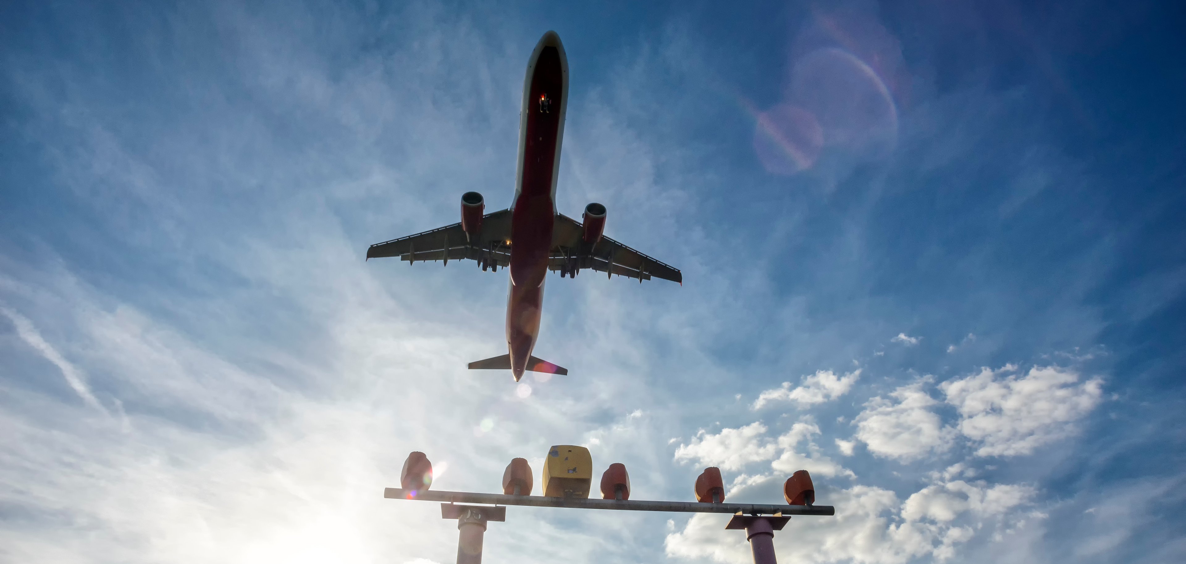 Das Flugzeug kurz vor der Landung im Endanflug auf den Flughafen