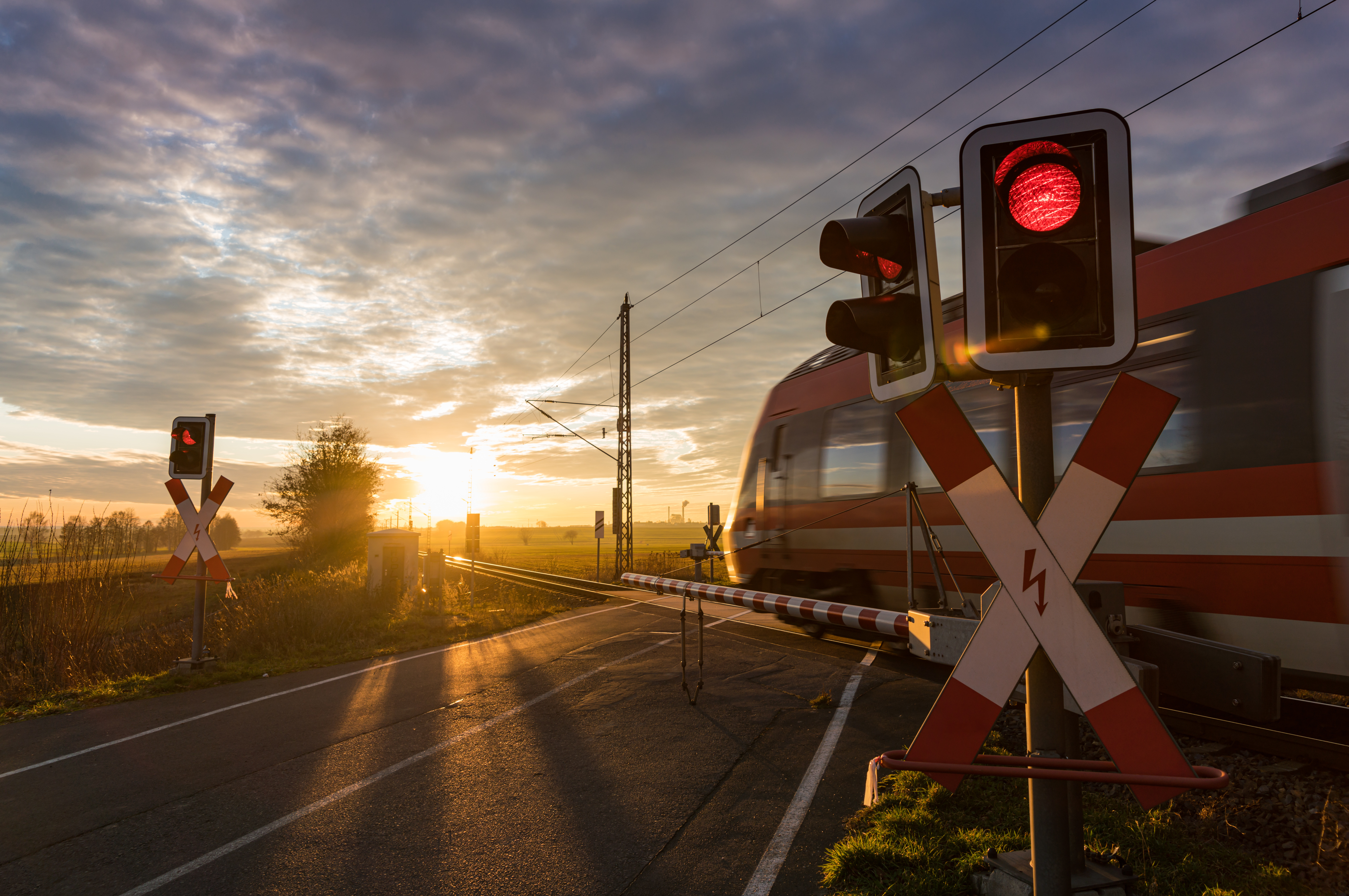 Bahnübergang, Schranke, Zug, Eisenbahn Bahnübergang, Schranke, Zug, Eisenbahn