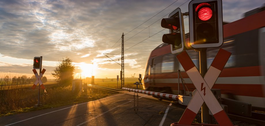 Bahnübergang, Schranke, Zug, Eisenbahn