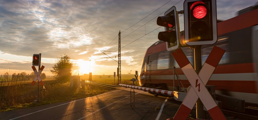 Bahnübergang, Schranke, Zug, Eisenbahn