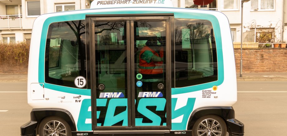 Autonom fahrender Autobus, während einer Testphase eines Projektes in Frankfurt