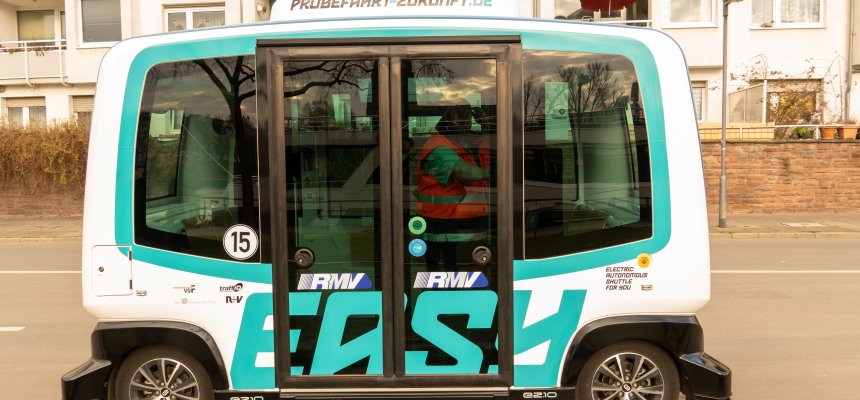 Autonom fahrender Autobus, während einer Testphase eines Projektes in Frankfurt