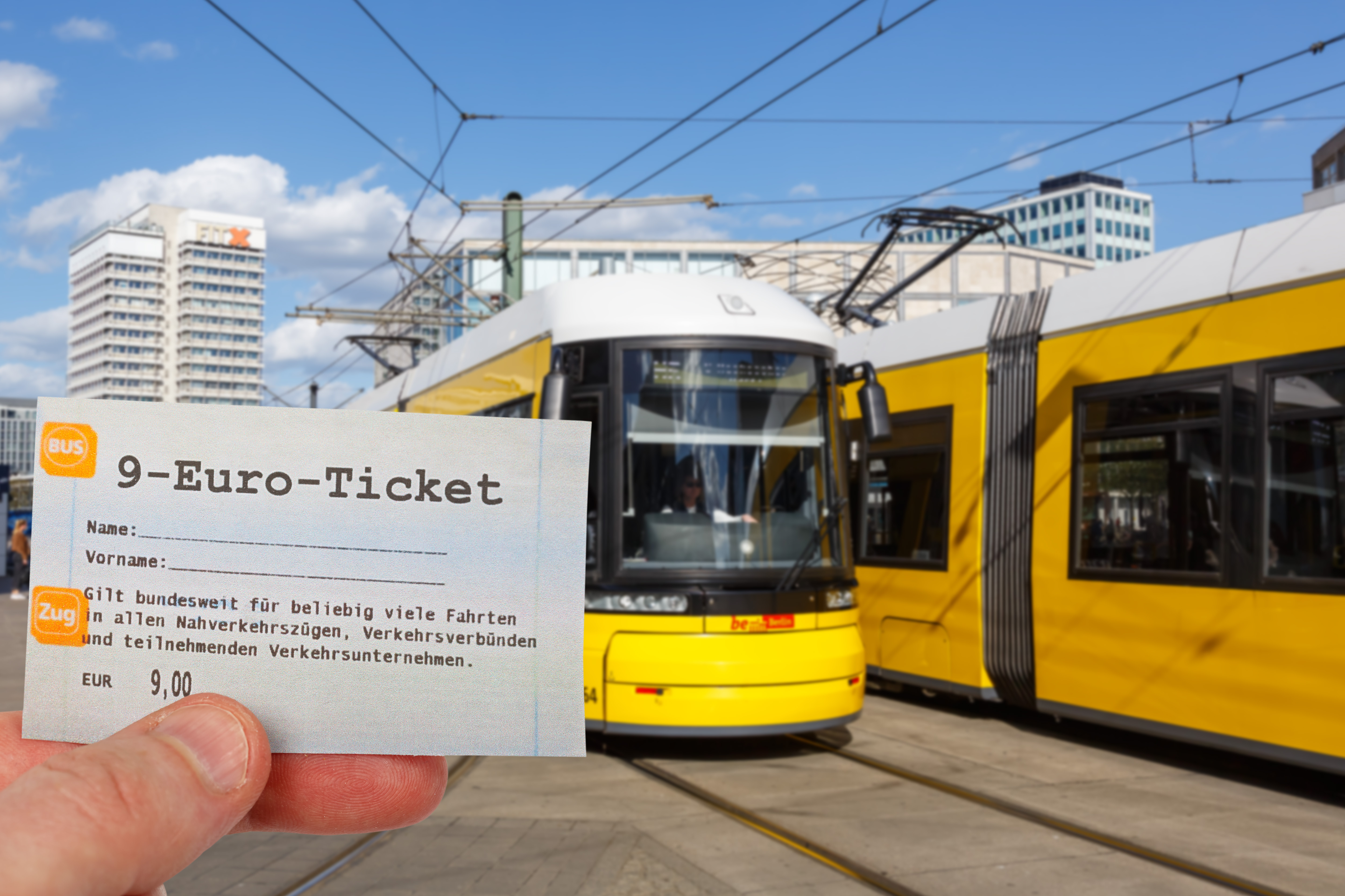 9-Euro-Ticket 9 Euro Ticket mit Straßenbahn Tram Fotomontage in Berlin, Deutschland 9-Euro-Ticket 9 Euro Ticket mit Straßenbahn Tram Fotomontage in Berlin, Deutschland