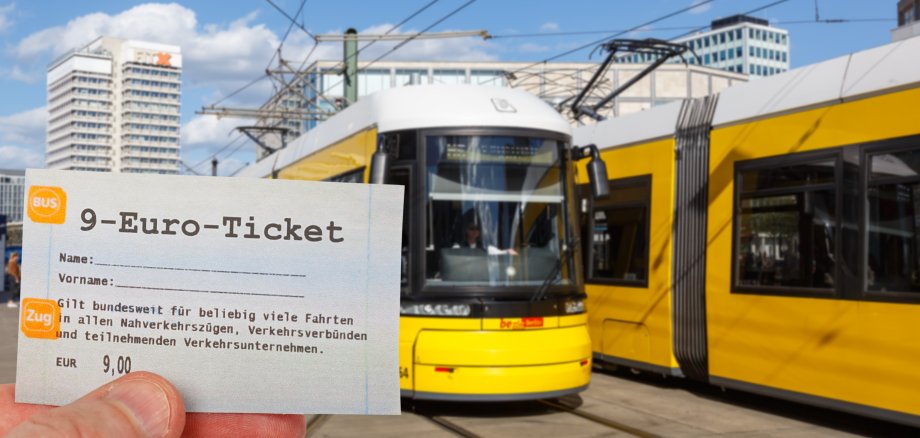9-Euro-Ticket 9 Euro Ticket mit Straßenbahn Tram Fotomontage in Berlin, Deutschland