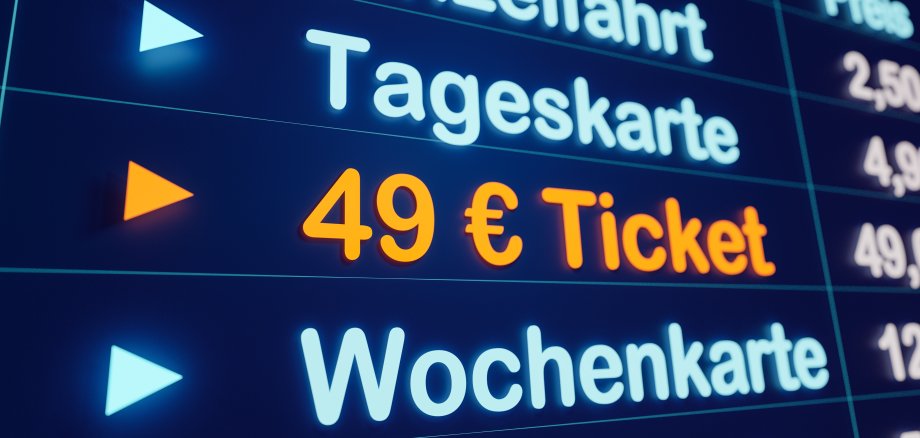 Anzeigetafel mit Ticket-Preisen für den ÖPNV. Darunter das 49.- Euro Ticket.