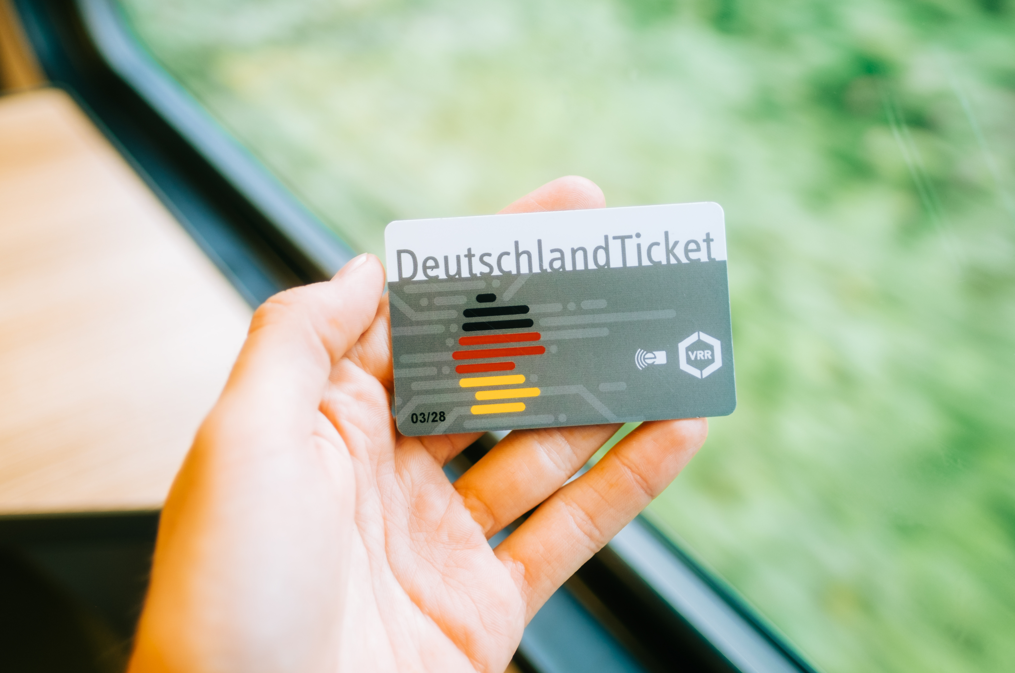 Hand hält DeutschlandTicket des VRR. 