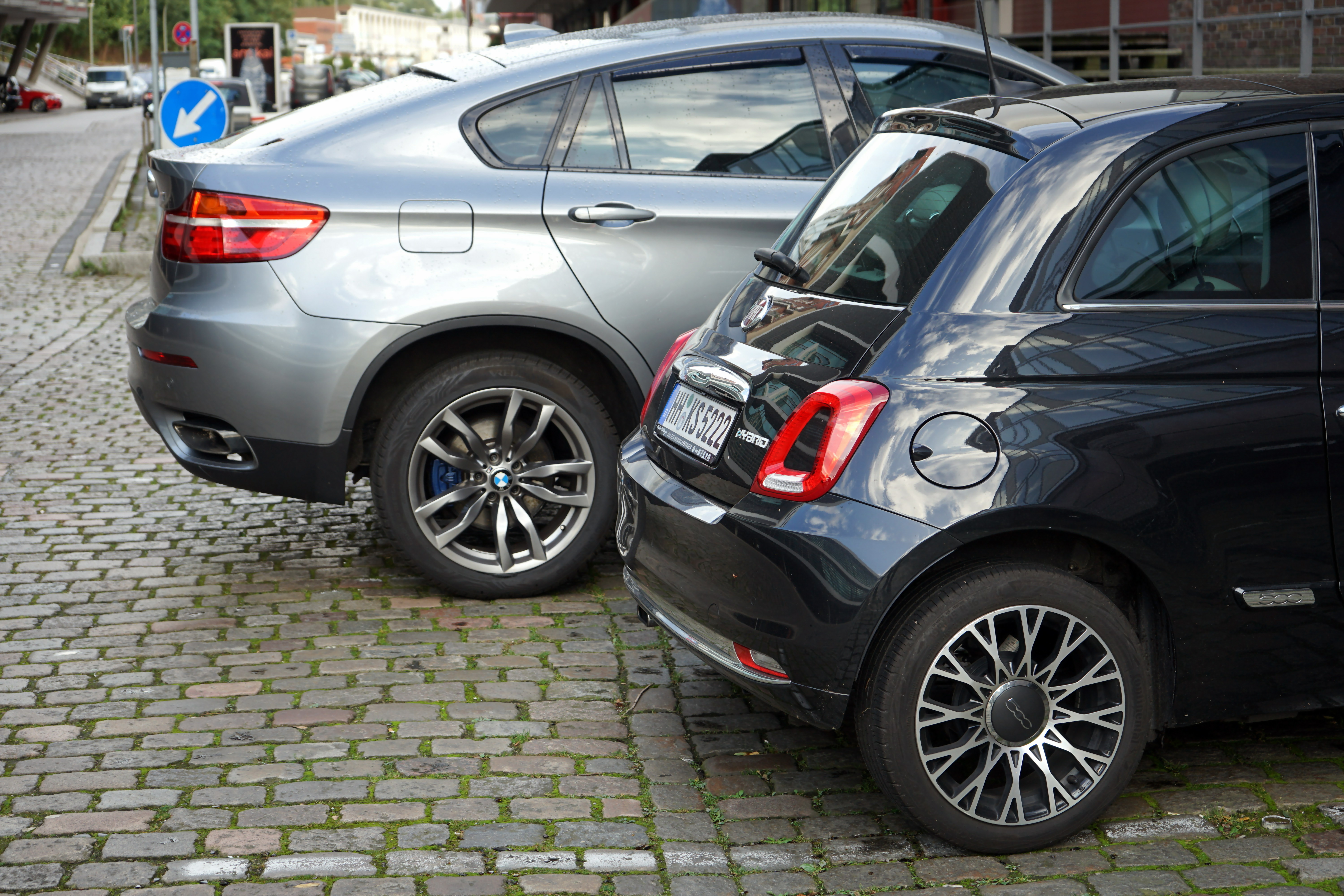 BMW X6 und Fiat 500 mit teuren Leichtmetallfelgen parken vor dem Lofthaus am Elbberg am 03.10.2023 in der Großen Elbstraße am Fischmarkt im Hafen im Stadtteil Altona der Hansestadt Hamburg