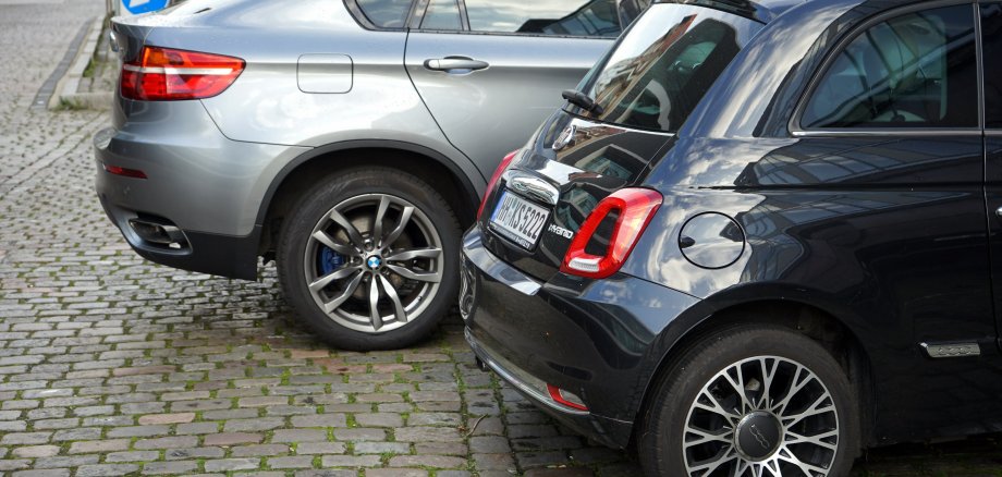BMW X6 und Fiat 500 mit teuren Leichtmetallfelgen parken vor dem Lofthaus am Elbberg am 03.10.2023 in der Großen Elbstraße am Fischmarkt im Hafen im Stadtteil Altona der Hansestadt Hamburg