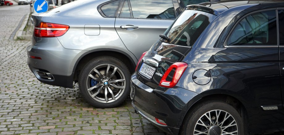 BMW X6 und Fiat 500 mit teuren Leichtmetallfelgen parken vor dem Lofthaus am Elbberg am 03.10.2023 in der Großen Elbstraße am Fischmarkt im Hafen im Stadtteil Altona der Hansestadt Hamburg