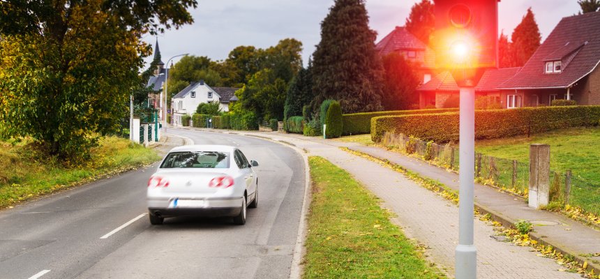 Schnelles Auto wird vom Blitzer geblitzt