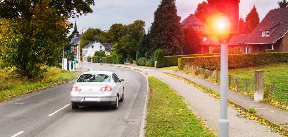 Schnelles Auto wird vom Blitzer geblitzt