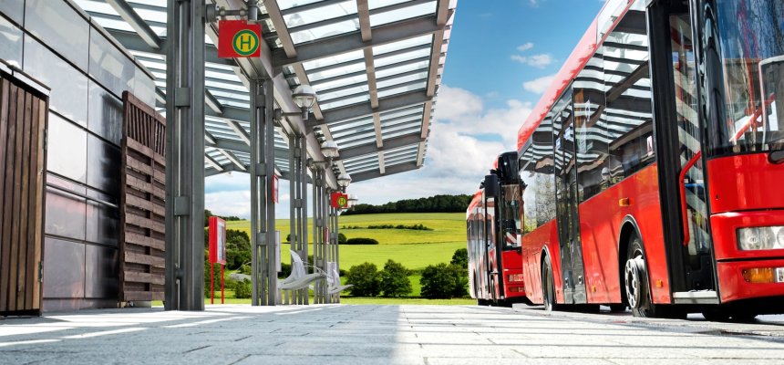 Moderner Busbahnhof auf dem Land