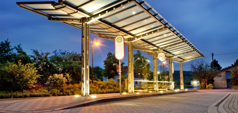 Moderner Busbahnhof bzw. Bushaltestelle bei Nacht