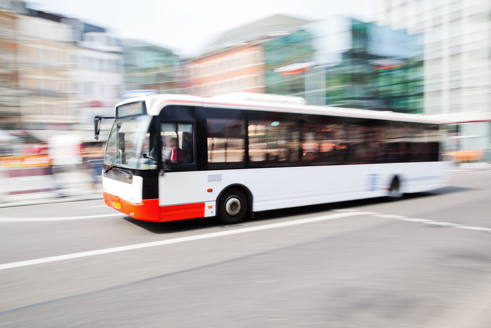 fahrender Bus in der Stadt fahrender Bus in der Stadt