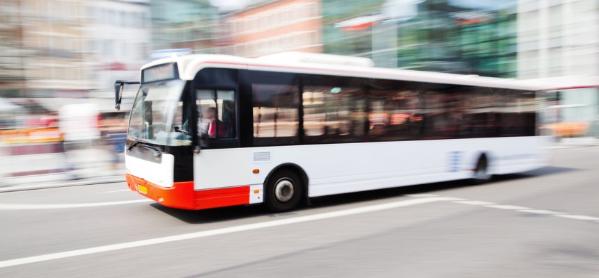 fahrender Bus in der Stadt
