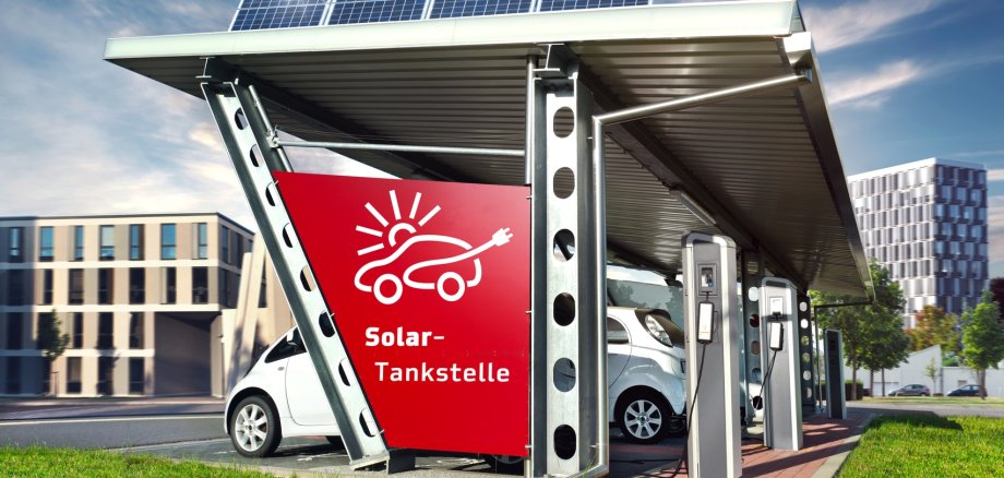 Groe Solartankstelle Carport mit Elektroauto in Stadt