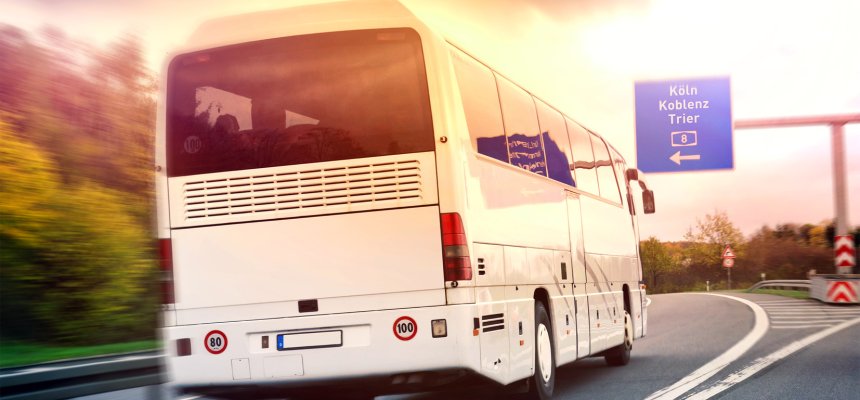 Deutschland Fernbus auf Autobahn