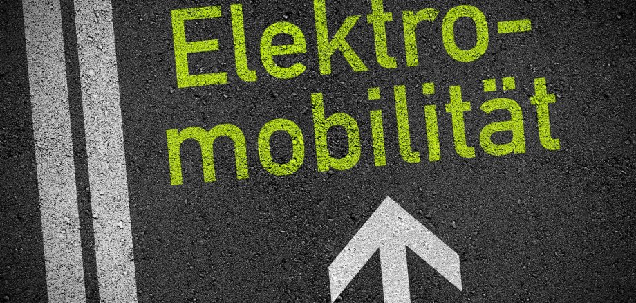 Asphalt mit Elektromobilität