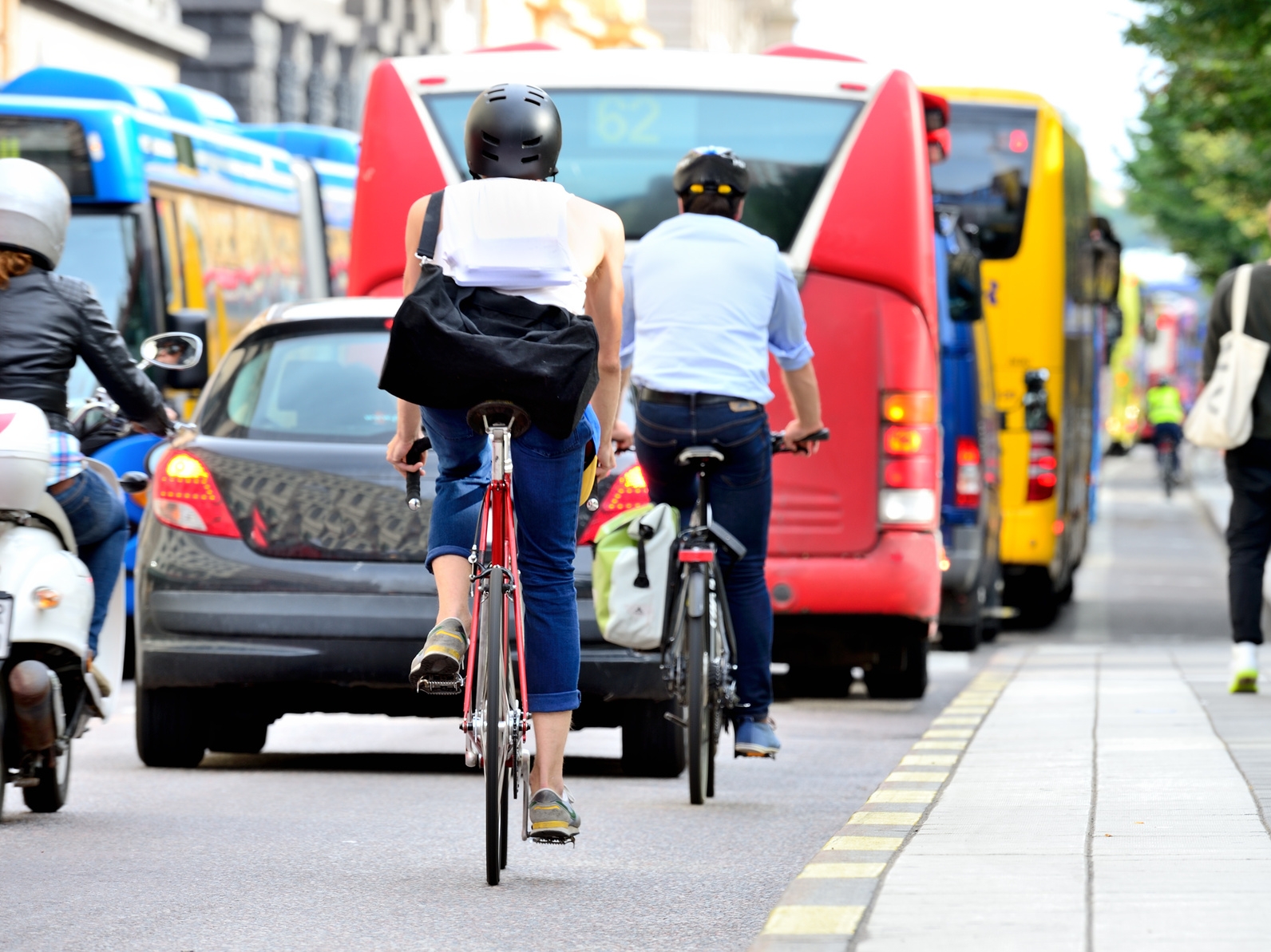 People on bikes in traffic Fahrräder