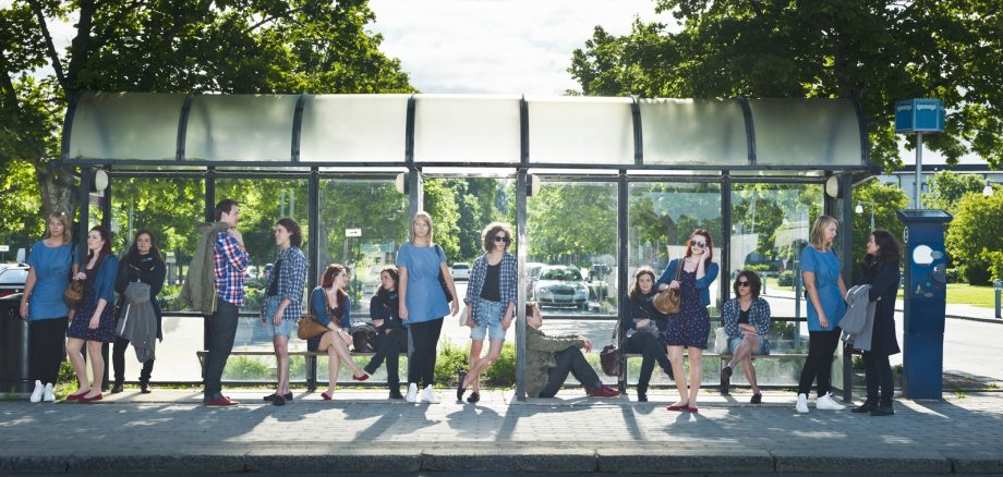 Menschen warten auf den Bus