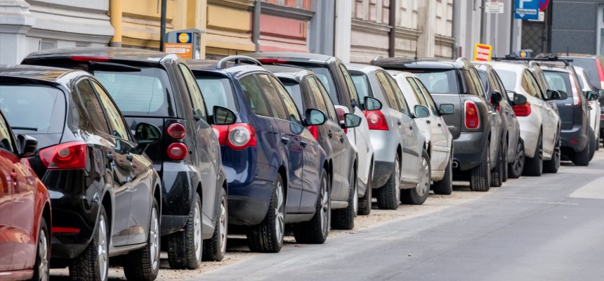 Autos parken am Straßenrand