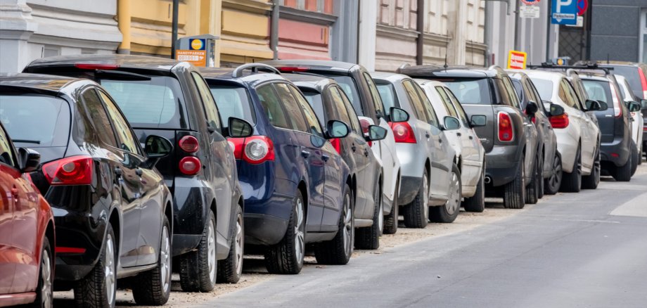 Autos parken am Straßenrand