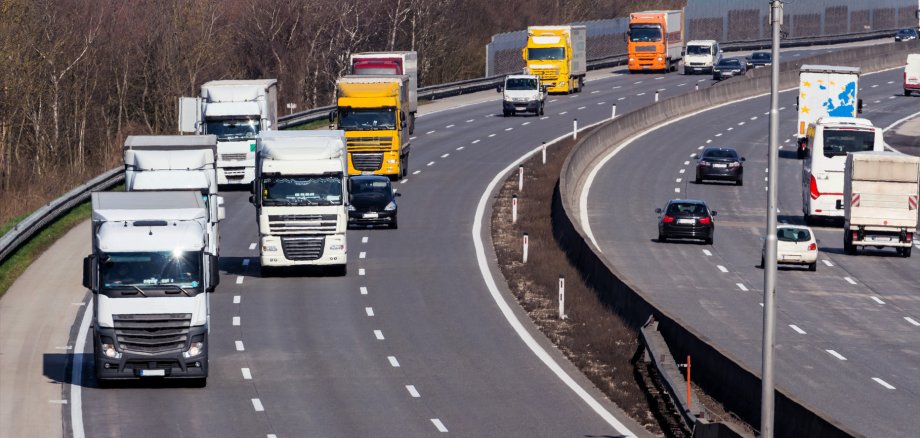 Lastwagen auf der Autobahn. Transport auf der Straße für Güter.