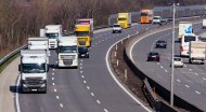 Lastwagen auf der Autobahn. Transport auf der Straße für Güter.