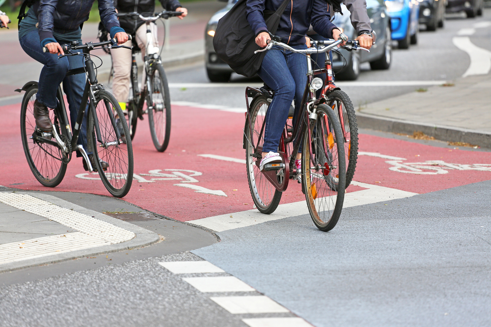 vier Räder auf Radweg vier Räder auf Radweg