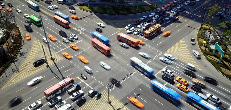 Belebte Straßenkreuzung in Korea