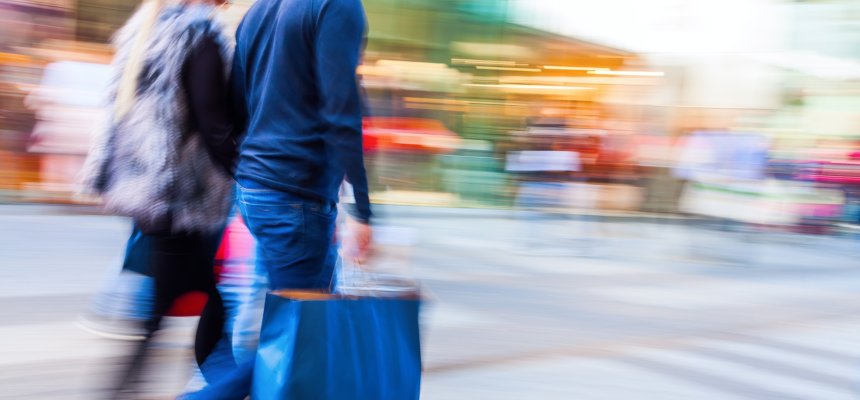 Menschen beim Einkaufsbummel in der Fußgängerzone in Bewegungsunschärfe
