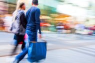 Menschen beim Einkaufsbummel in der Fußgängerzone in Bewegungsunschärfe Menschen beim Einkaufsbummel in der Fußgängerzone in Bewegungsunschärfe