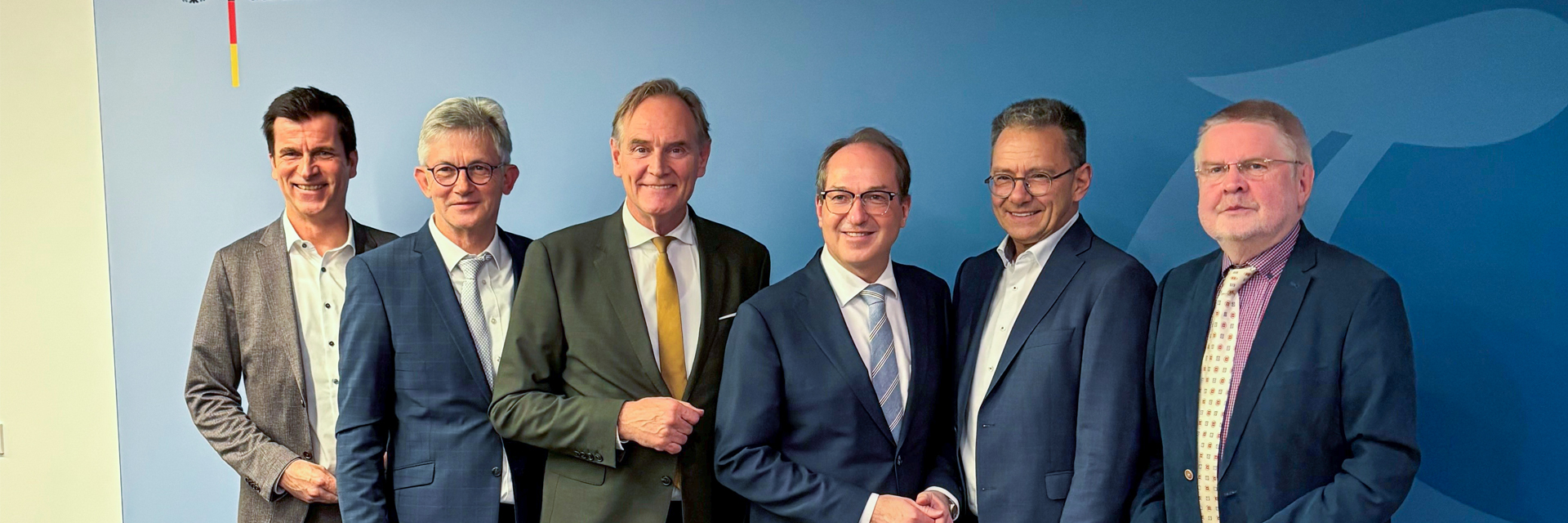 Treffen mit Bundesinnenminister Alexander Dobrindt Von links: Hauptgeschäftsführer Dr. André Berghegger (DStGB), Präsident Bürgermeister Ralph Spiegler (DStGB), Präsident Oberbürgermeister Burkhard Jung (DST), Bundesinnenminister Alexander Dobrindt, Vizepräsident Landrat Thomas Karmasin (DLT) und HGF Prof. Dr. Hans-Günter Henneke.