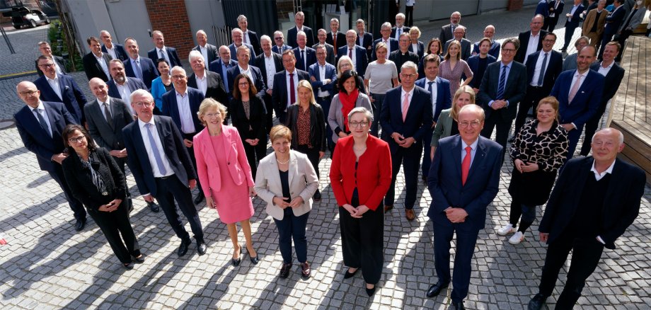 Gruppenfoto der Teilnehmer:innen des Treffens des Bündnisses für bezahlbaren Wohnraum in Berlin im April 2022