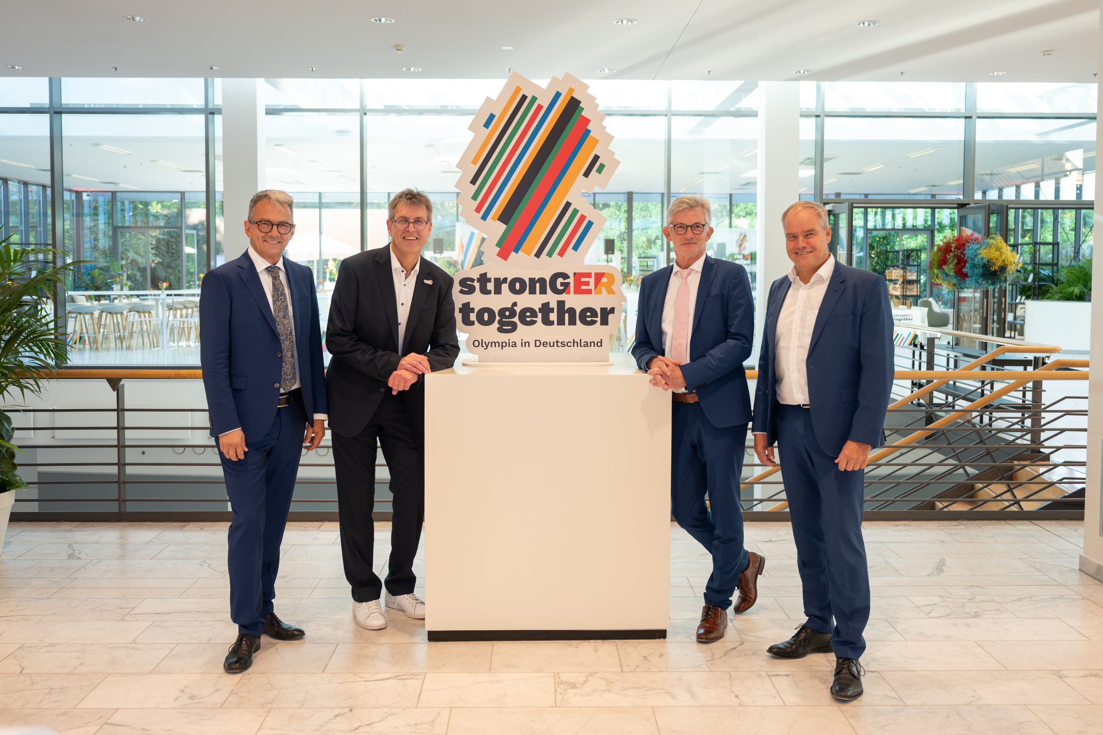 L-r, Thomas Karmasin, Vizepräsident DLT, Thomas Weikert, DOSB-Präsident, Ralph Spiegler, Präsident DStGB und Prof. Dr. Eckart Würzner, erster Stellvertreter des Präsidenten des DST während eines Fototermins im Kongresshaus in Baden-Baden. Der Deutsche Olympische Sportbund (DOSB) kürt im Rahmen einer außerordentlichen Mitgliederversammlung die deutsche Bewerberstadt für die olympischen Sommerspiele 2036, 2040 oder 2044.
