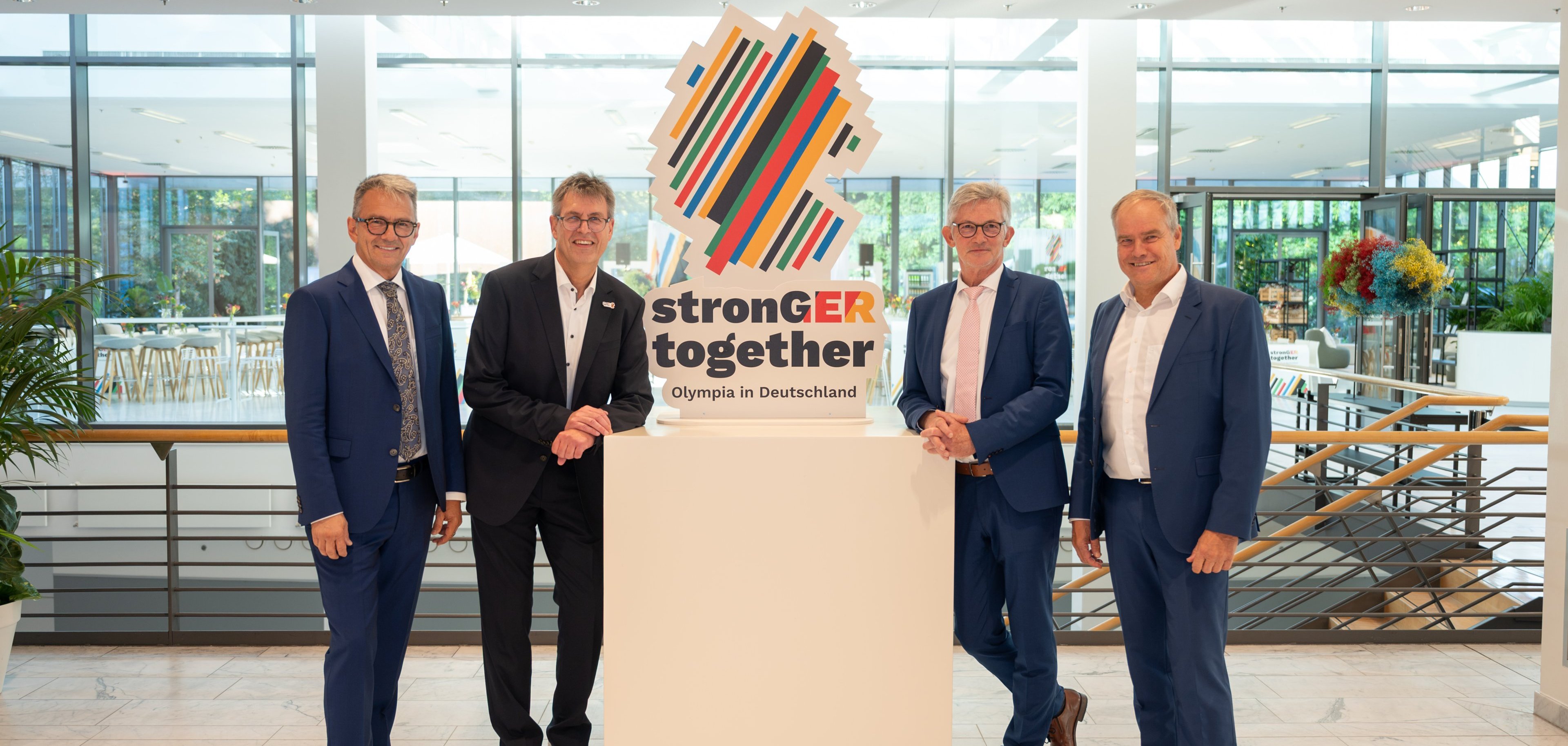 L-r, Thomas Karmasin, Vizepräsident DLT, Thomas Weikert, DOSB-Präsident, Ralph Spiegler, Präsident DStGB und Prof. Dr. Eckart Würzner, erster Stellvertreter des Präsidenten des DST während eines Fototermins im Kongresshaus in Baden-Baden. Der Deutsche Olympische Sportbund (DOSB) kürt im Rahmen einer außerordentlichen Mitgliederversammlung die deutsche Bewerberstadt für die olympischen Sommerspiele 2036, 2040 oder 2044.
